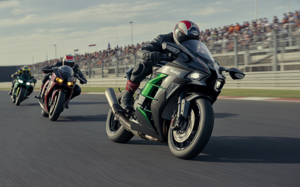 Course de motos sur circuit, pilotes en action avec un public en arrière-plan. Mise au point sur une moto noire et verte.