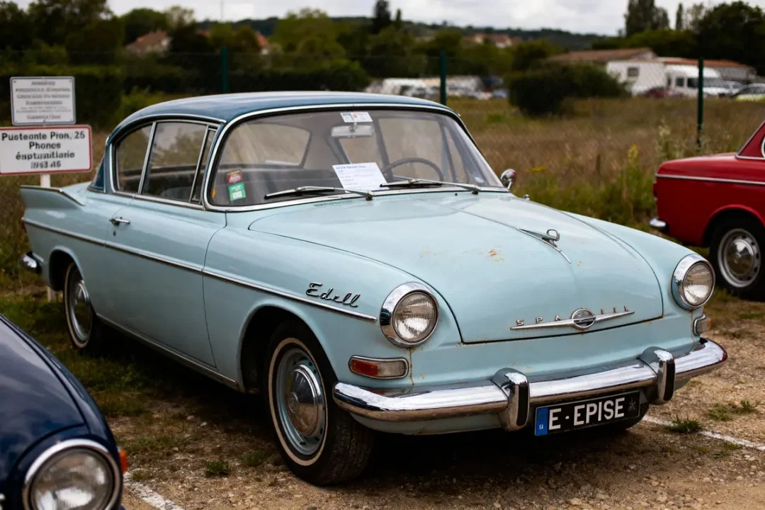 Vieille voiture bleue, Edsel Spacia III, exposée, à l'extérieur, voiture ancienne en arrière-plan, ciel nuageux.