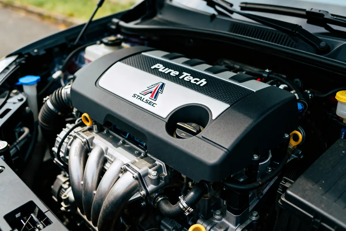 Moteur de voiture Pure Tech avec inscription "Stalsec", dans un capot ouvert.