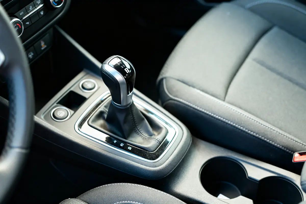 Levier de vitesses automatique de voiture avec deux porte-gobelets dans l'habitacle avant.