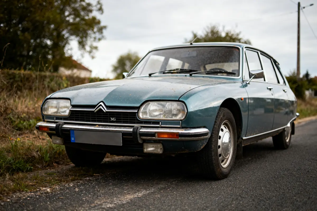 Voiture classique bleue stationnée sur la route, modèle Citroën GS vintage en extérieur rural