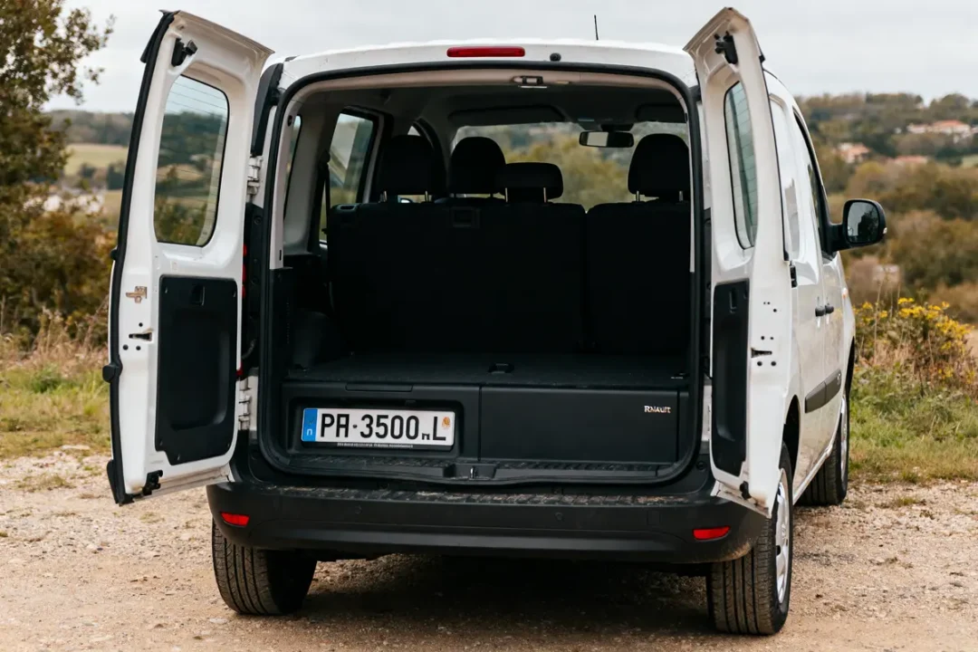 Renault Kangoo portes arrière ouvertes, montrant les dimensions du Renault Kangoo espace de chargement