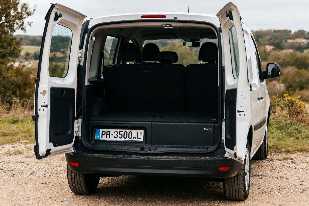Renault Kangoo portes arrière ouvertes, montrant les dimensions du Renault Kangoo espace de chargement