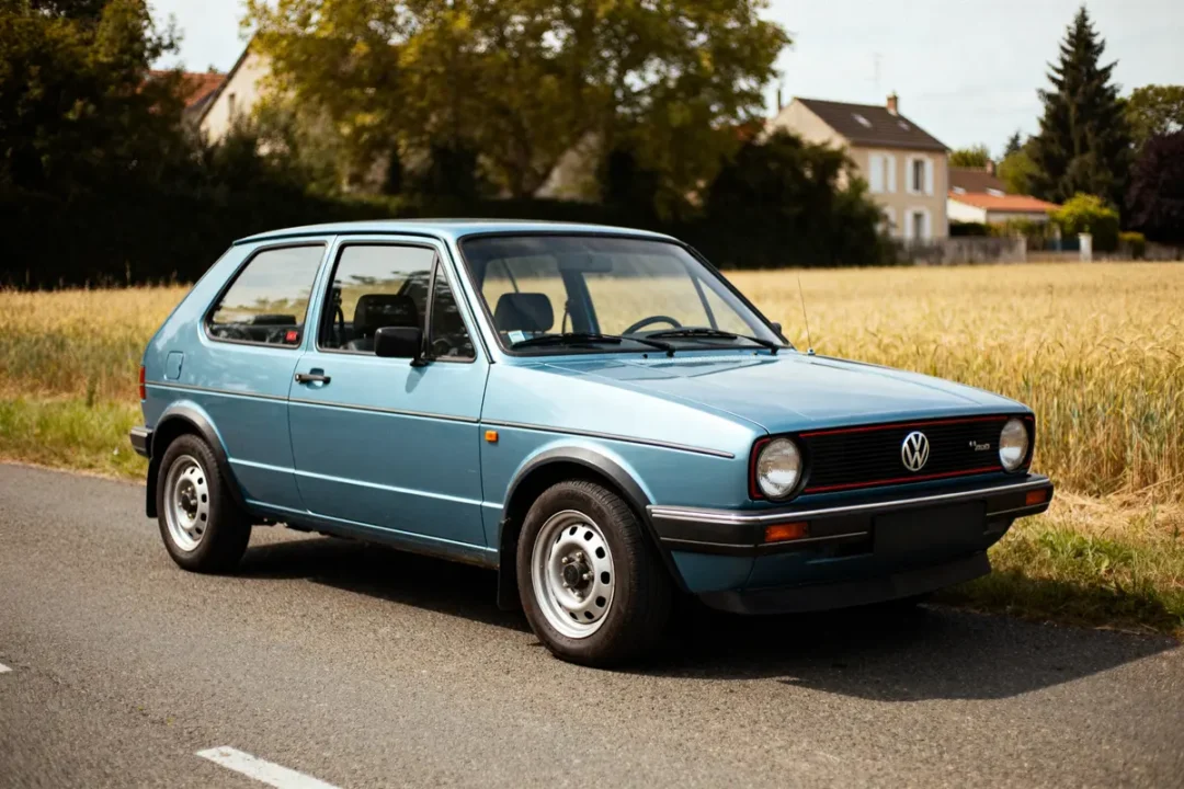Voiture classique Golf 1 1 1 bleu garée sur une route de campagne.