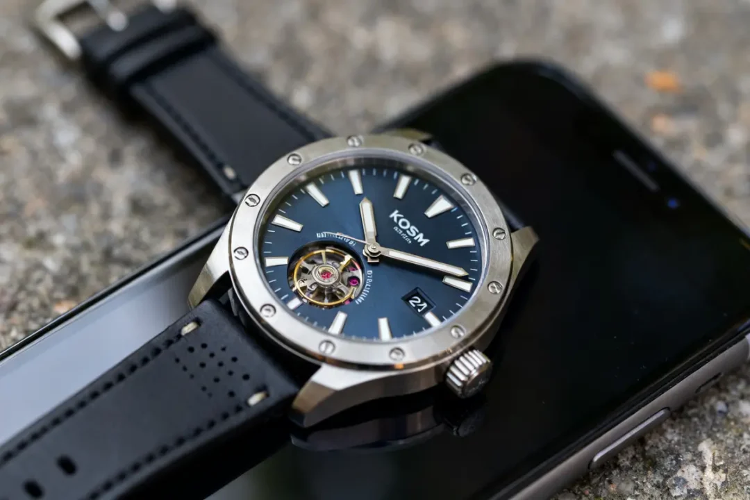 Montre Lotus automatique avec bracelet noir posée sur un smartphone