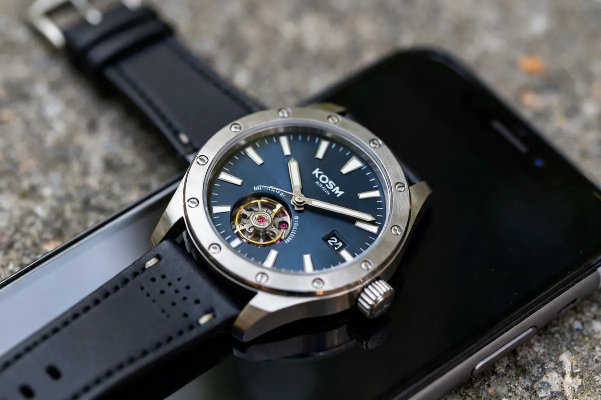 Montre Lotus automatique avec bracelet noir posée sur un smartphone