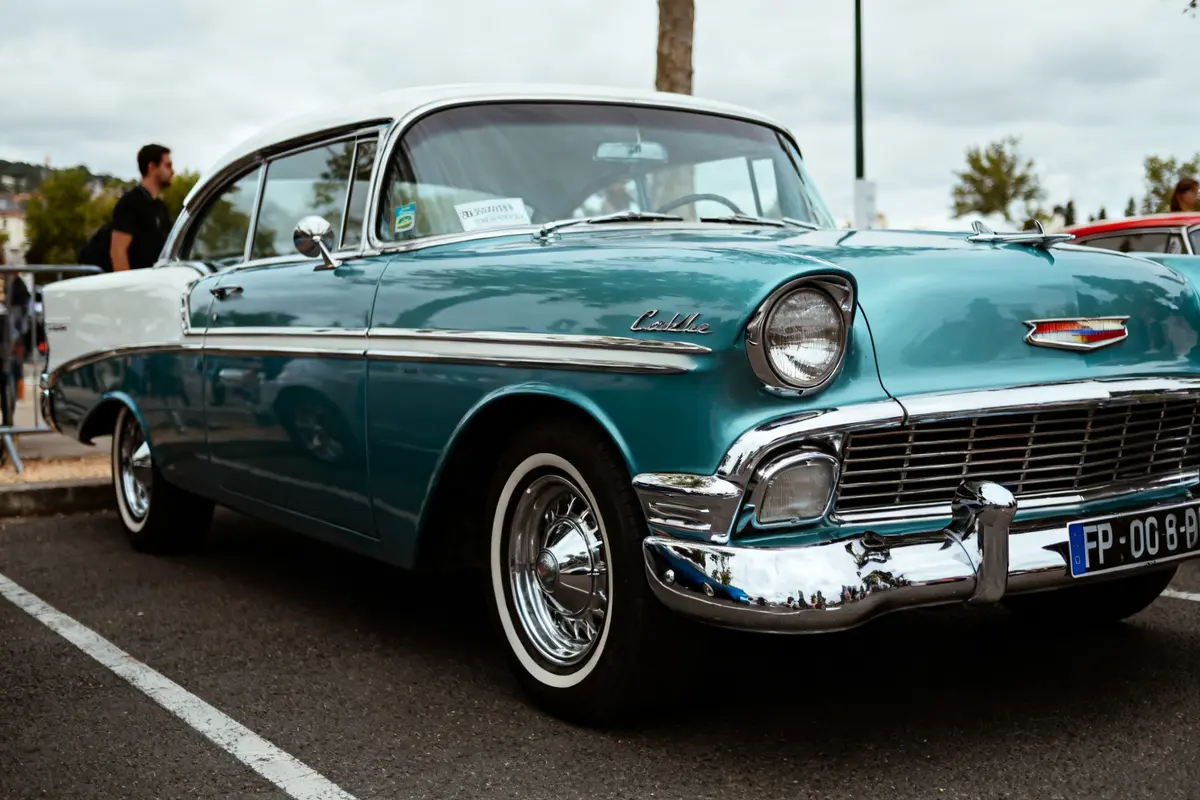 Chevrolet Bel Air 56 classique bleu exposée lors d'un rassemblement automobile vintage