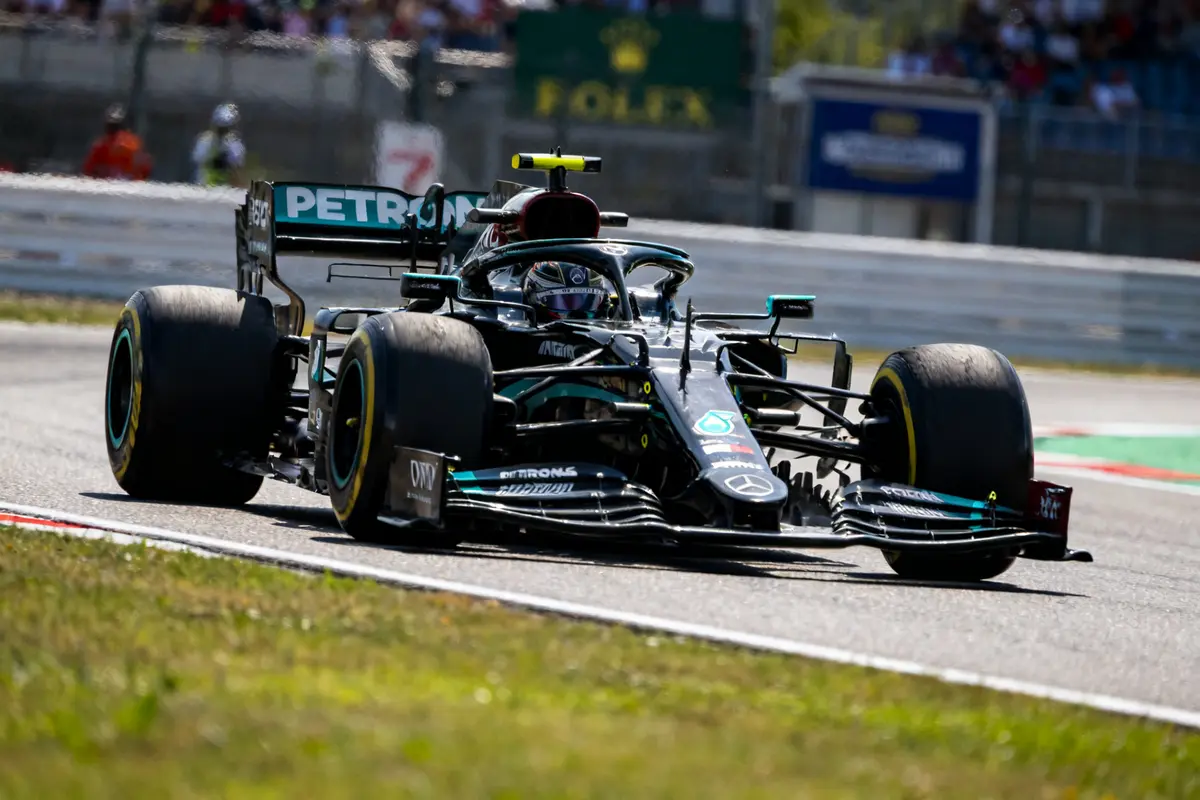 Voiture de Formule 1 noire en course sur circuit, dessin formule 1 réaliste.