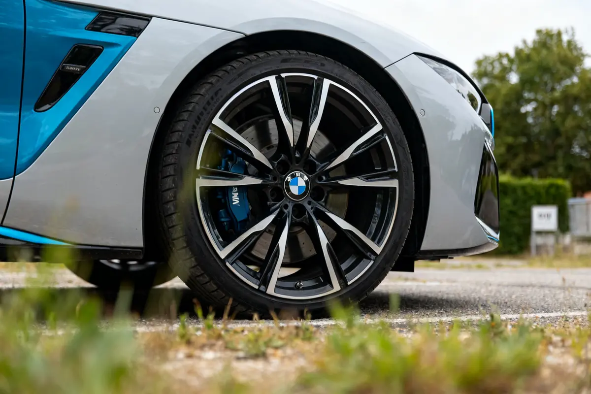 Roue avant d'une voiture avec jantes para BMW sur parking en plein air