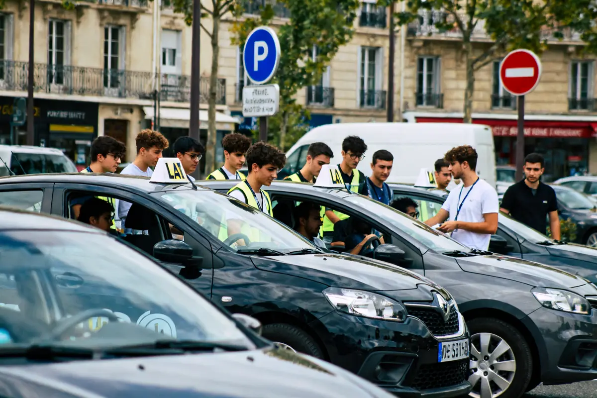 Des étudiants en conduite pratiquent pour le titre pro ECSR sur un parking urbain