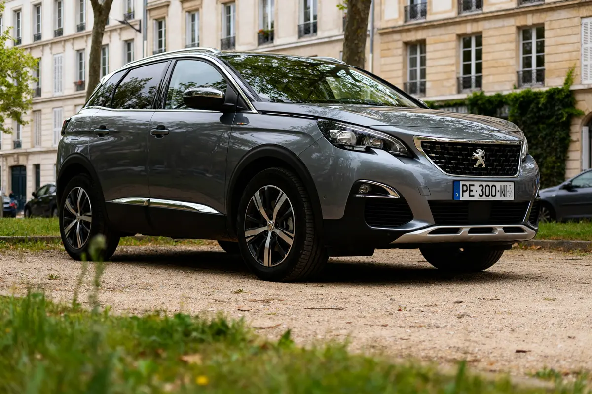 SUV 3008 Peugeot automatic gris stationné dans la rue devant des immeubles haussmanniens