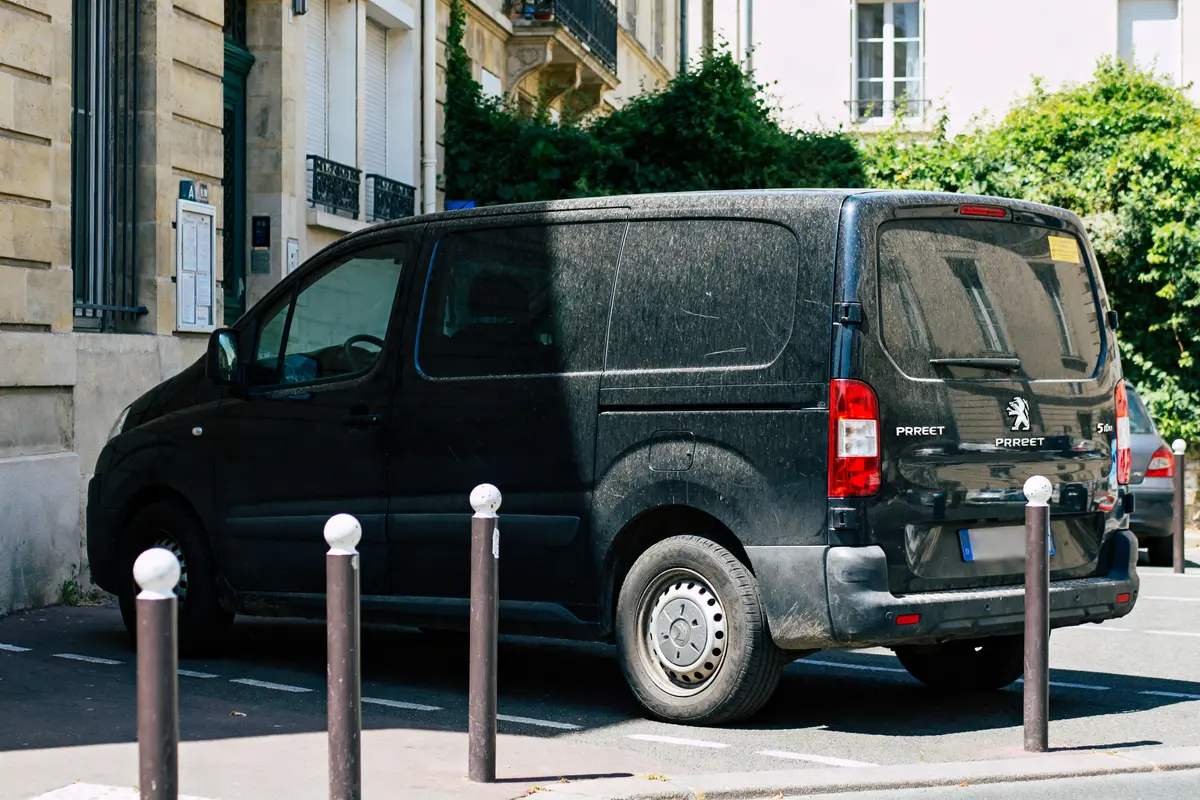 Peugeot Expert 5 places garé dans une rue résidentielle parisienne ensoleillée