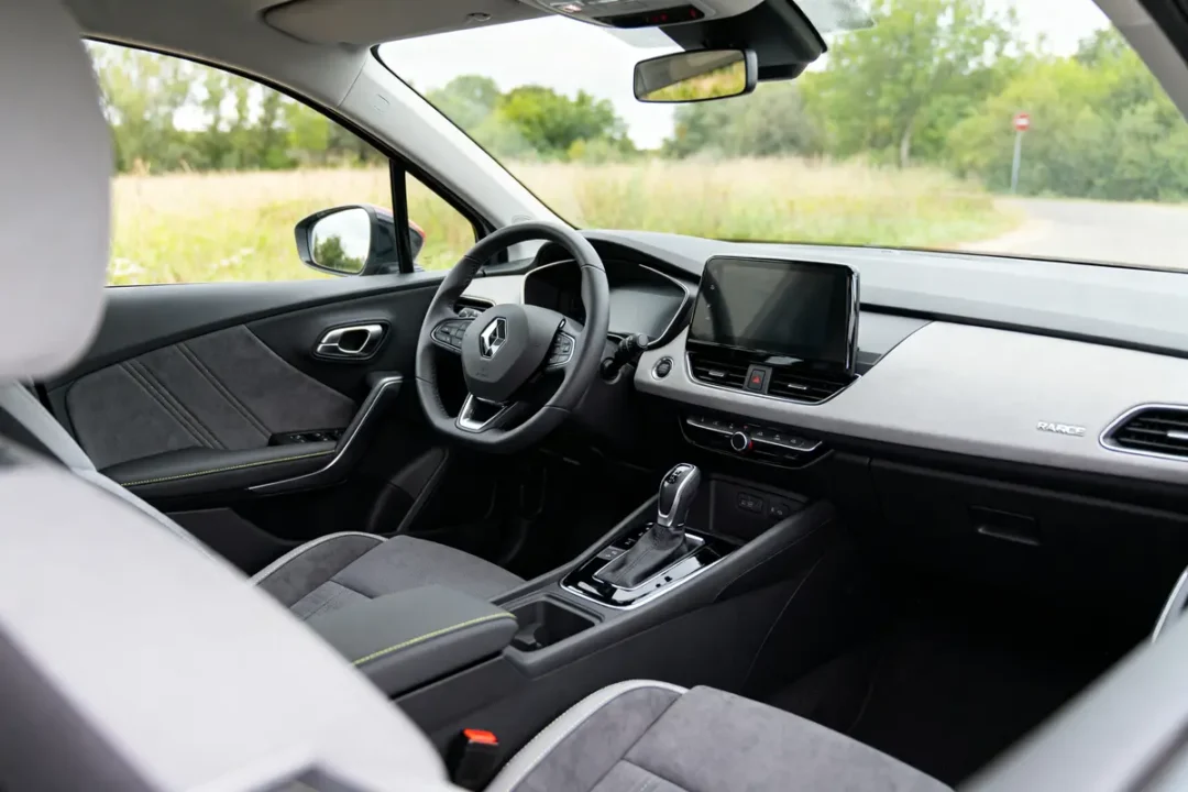 Vue intérieure moderne d'un Renault Rafale avec écran central et volant multifonctions