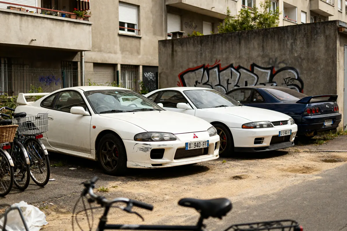 Voitures de sport abordables garées près d'immeubles fonds graphiques best sports cars under 5k euros
