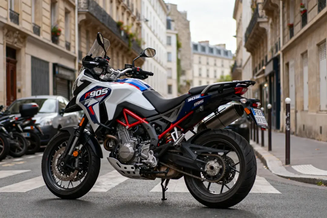 Moto F 905 garée dans une rue citadine, bâtiments en arrière-plan, éclairage naturel.