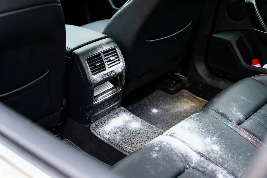 Poudre de bicarbonate sur tapis voiture pour how to freshen car interior efficacement