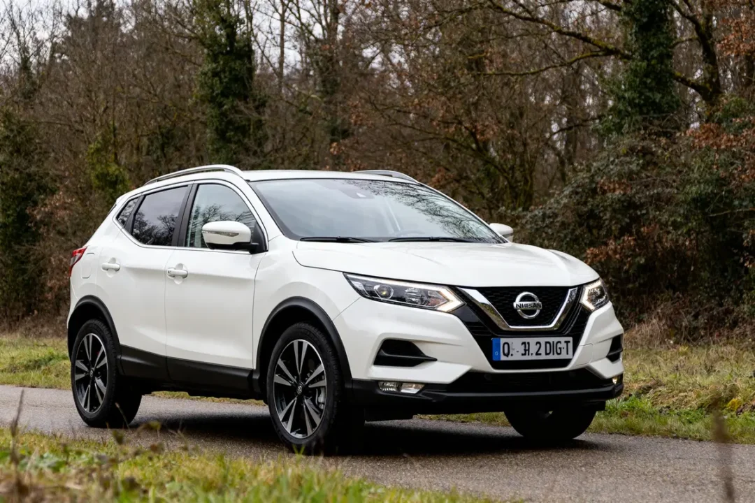 SUV blanc dans la nature, un modèle de Nissan Qashqai à éviter selon certains avis