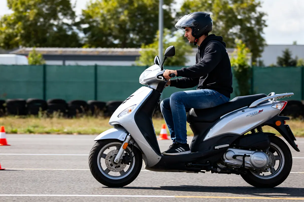 Personne passant le test BSR sur un scooter argenté en plein entraînement