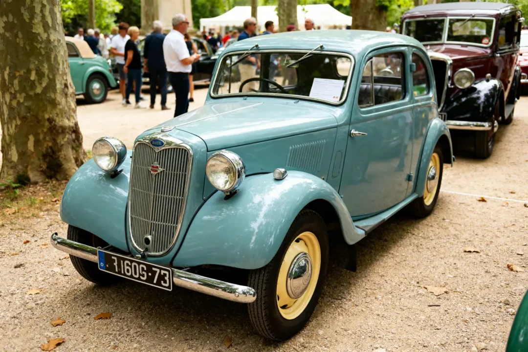 Voiture Rosengart 1950 bleue exposée en extérieur lors d'un rassemblement automobile vintage