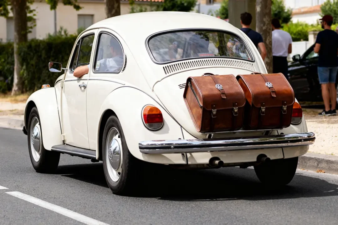 Coccinelle classique avec bagages Volkswagen Typ 3 vintage sur la route en ville