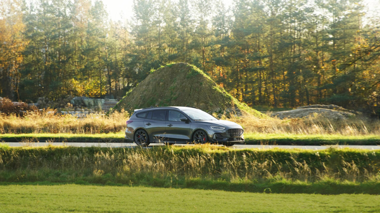 Voiture familiale lors d'une promenade ensoleillée à la campagne